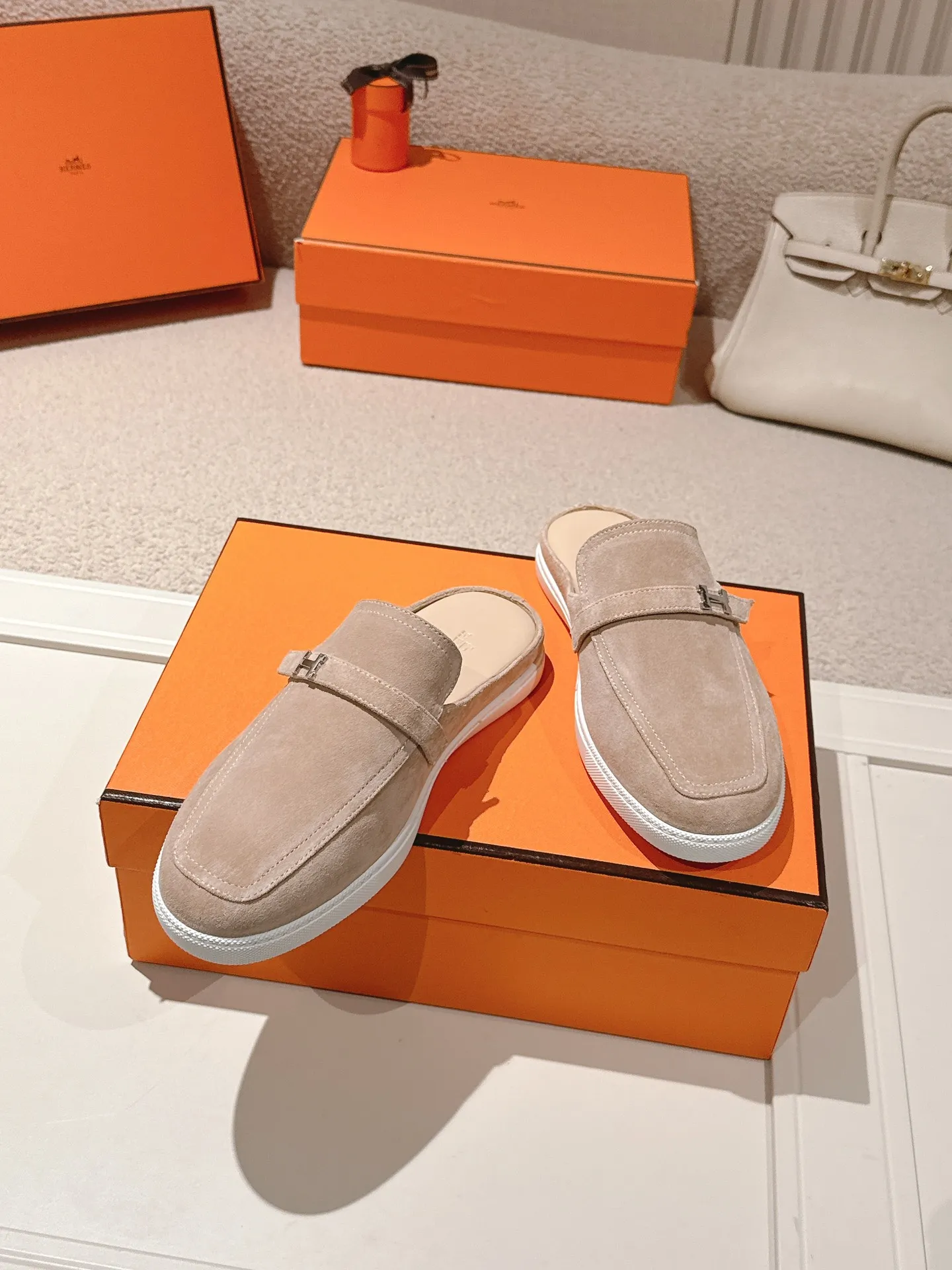 Men's men's shoes 💰560💰 Hermes 25ss new autumn and winter loafers, British retro design, classic and durable! Original reverse mold last, the ultimate 1:1 shape. Fabric: Cow suede/calfskin Lining: Imported sheepskin lining Outsole: Open-molded rubber sole Size: 35-45